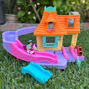 Little People Belle Cottage with Klip Klop Jasmine and Ramp